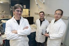 P. Khalifah (links) und Team im Brookhaven National Laboratory.
