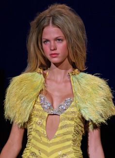 Erin Heatherton läuft für Custo Barcelona, 2009