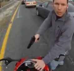 Polizist in Zivil: Keine Freude über YouTube-Video. Bild: youtube.com