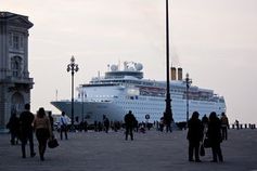 Kreuzfahrtschiff im Hafen von Triest. Bild: Wolfgang Weitlaner