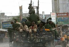 Soldaten der somalischen Übergangsregierung patroullieren in der Hauptstadt Mogadischu - darunter auch Kinder und Jugendliche. (Aufnahme vom 11.1.2007) Quelle:UNICEF