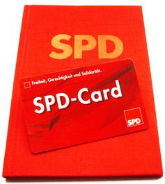 Parteibuch der SPD und SPD-Card (viele Vergünstigungen mit der SPD-Card gibt es seit 2007 nicht mehr)