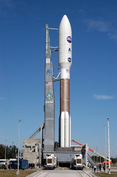 Eine Atlas V(551) mit New Horizons an Bord auf einer beweglichen Startplattform von Startkomplex 41. Auf diesem Foto sind zwei der fünf Feststoffbooster zu sehen.