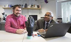 Handschuh: Forscher präsentieren Erfindung. Bild: Nottingham Trent University