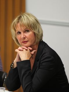 Brigitte Pothmer im September 2009 auf einer Podiumsdiskussion in Göttingen