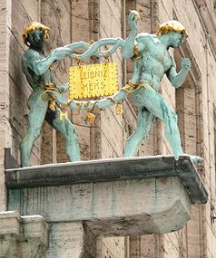 Bahlsen Keksfabrik Hannover, Schmuckfiguren an der Fassade