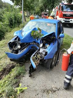 Das zerstörte Fahrzeug an der Unfallstelle.