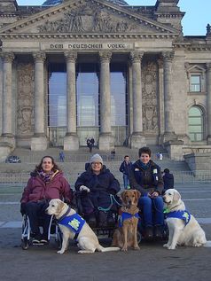 Kordula Bredenbals, Eileen Moritz und Jasmin Stoiber (v.l.n.r.) vom Verein „Hunde für Handicaps“ demonstrierten im Bundestag, mit welchen Leistungen ihre Assistenzhunde ihnen ein selbstständiges Leben ermöglichen.  Bild: Hunde für Handicaps/Sabine Häcker