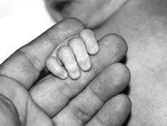 Weltweit sterben weniger Frauen bei der Geburt. Bild: aboutpixel.de/Volker Loschek