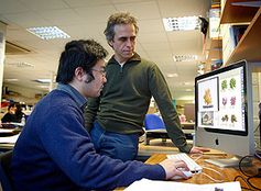 Li (sitzend) und Hall mit der Baum-Animationssoftware. Bild: University of Bath