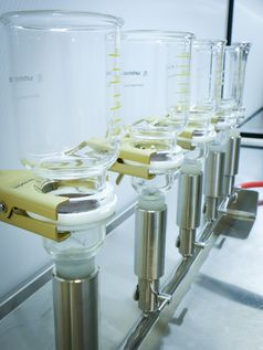 Blick ins neue WESSLING Mikroplastik-Labor: Die Filtrationsanlage steht in einer speziellen Laminar Flow Box, durch die die Kontamination der Proben mit Mikroplastik-Partikeln verhindert wird. /  Bild: "obs/WESSLING GmbH"