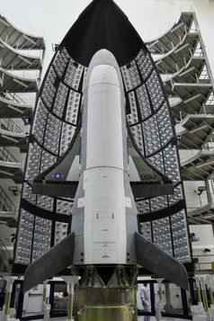 X-37B beim Einbau in die Nutzlastverkleidung