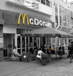 McDonalds-Filiale: Mitarbeiter werden verhöhnt. Bild: pixelio.de, M. Klinger