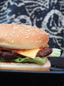Burger: Lockangebot für "falsche" Fans Foto: pixelio.de/peppermint_sue