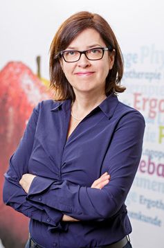 Dr. Nicola Bauer, Professorin für Hebammenwissenschaft an der hsg, erforscht Einflussfaktoren auf das Stillen. Quelle: Foto: hsg/Volker Wiciok (idw)