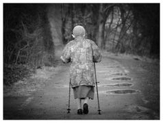 Alte Frau: Sport, Ernährung und Ruhe halten fit. Bild: pixelio.de, M. Schimmel