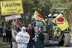 Am Tag der Reaktorkatastrophe von Fukushima (Japan) protestierten 500 Wendländer am und auf dem Gelände des geplanten Endlagers in Gorleben. Unterstützt wurden die Demonstranten von rund 30 Treckern. Die AKW-Gegner überwanden Sperrzäune und besetzten vorübergehend Gelände und Gebäude. Bild: Andreas Conradt / PubliXviewinG