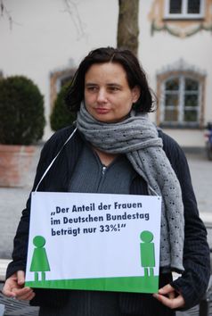 Die Bundestagsabgeordnete Beate Walter-Rosenheimer bei einer Aktion zu Gleichstellungspolitik der Grünen Jugend Fürstenfeldbruck.