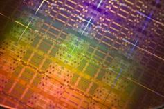 Nehalem-EX-Wafer: x86-Chips attackieren RISC-Markt. Bild: Intel