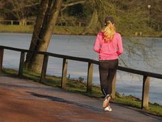 Jogging: Knochen profitieren von Belastung. Bild: Paulwip/pixelio.de