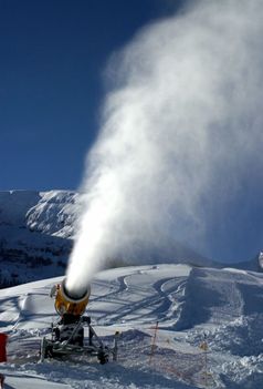 Schneeerzeuger in Aktion