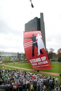 Auftakt für den Weltweiten Aktionstag "Stand Up" gegen Armut vor den Vereinten Nationen in Bonn: Weltweit fordern dieses Wochenende Millionen von Menschen die Umsetzung der UN-Millenniumsziele. Bild: obs/UN Millenniumkampagne in Deutschland