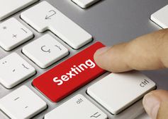 Sexting: Intimer Foto-Austausch kann schlecht enden. Bild:: fotolia.com/momia