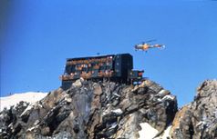 Sportmediziner des Universitätsklinikums Heidelberg führen ihre Studien zum Teil in der Margherita-Hütte auf 4.559 Meter Höhe im italienischen Monte-Rosa-Massiv durch. Foto: Universitätsklinikum Heidelberg