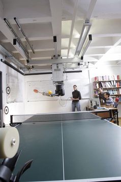 Wissenschaftler der TU Darmstadt und des Max-Planck-Instituts für Intelligente Systeme haben Roboter entwickelt, die ihre Bewegungen beim Menschen abschauen und sich dann selbständig verbessern. Ein Tischtennis spielender Roboter entwickelte nach kurzem Training eigenständig neue Schlagbewegungen.
Quelle: Axel Griesch/MPG, München (idw)