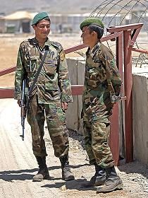 Soldaten der Afghan National Army (ANA) schieben Wache an einem Eingang des PRT (Provinical Reconstruction Team) Feyzabad. Bild: Bundeswehr/Stollberg/Martin Stollberg