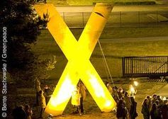 Das große X: Symbol für den Widerstand gegen die Castortransporte. Copyright: © Bente Stachowske / Greenpeace