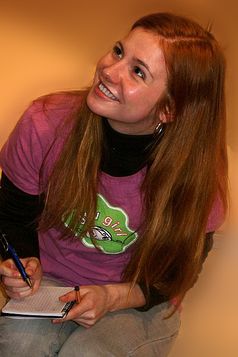 Josefine Preuß bei einer Autogrammstunde 2007