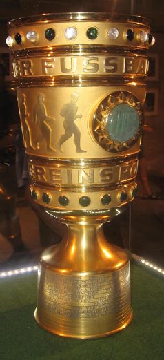 Die überarbeitete DFB-Pokal-Trophäe seit 1992