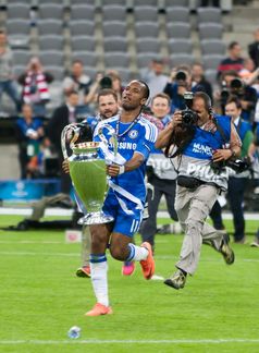 Didier Drogba mit der Champions League Trophäe