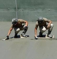 Verstreichen von Beton auf einer Baustelle.