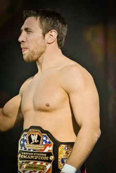 Bryan Danielson, besser bekannt unter seinem aktuellen Ringnamen Daniel Bryan, ist ein US-amerikanischer Wrestler.