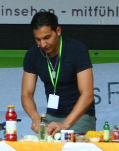 Attila Hildmann kocht auf dem Veggie Street Day in Dortmund 2010