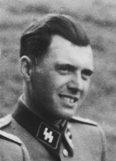 SS-Lagerarzt Josef Mengele (Bildausschnitt), aufgenommen an der Solahütte bei Auschwitz, 1944