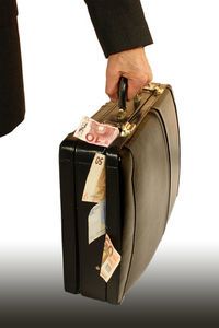 Geldkoffer: für schöne Männer leichter zu ergattern. Bild: pixelio.de, Kasper