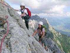 Silvia und David Huber mit Gipfelbüchern unterwegs zur Ellmauer Halt. (Foto: Bergsteigerschule Wilder Kaiser)