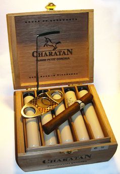 Hochwertige Zigarren in Tubos in Holzkiste mit Zigarrenanschneider