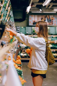 Frau im Supermarkt