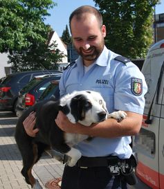 Polizeikommissar Sven Clausing mit dem blinden Hund