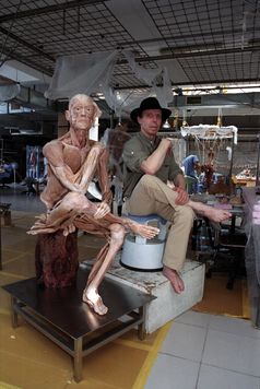 Gunther von Hagens mit dem Ganzkörperplastinat "The Ponderer"  (2025) Bild: Institut für Plastination e. K. Fotograf: privat