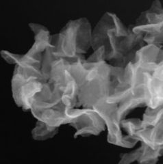 Zerknüllte Nanofolie unter dem Mikroskop. Bild: universityofcalifornia.edu