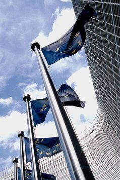 Flaggen vor dem Berlaymont-Gebäude, dem Sitz der Europäischen Kommission. Bild: Xavier Häpe / wikipedia.org
