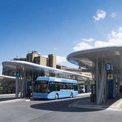 Die emissionsfreien Busse in Wuppertal werden mit Wasserstoff betrieben, der in der Schwebebahnstadt selbst, aus dem Hausmüll der Wuppertaler produziert wird. /  Bild: "obs/WSW Wuppertaler Stadtwerke GmbH/Stefan Tesche-Hasenbach"