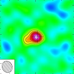 Abb.1 Dieses Bild zeigt die helle Emission von Kohlenstoff und Staub in der Galaxie rund um das am weitesten entfernte massereiche Schwarze Loch, das wir kennen. Das Kohlenstofflicht wird von der Galaxie im Infrarot-Wellenlängenbereich emittiert (der normalerweise vom Erdboden aus nicht beobachtbar ist). Durch die Entfernung der Galaxie, die einer Zeit nur 740 Millionen Jahre nach dem Urknall entspricht, ist die Strahlung jedoch aufgrund der Expansion des Universums zu den viel längeren Millimeter-Wellenlängen hin rotverschoben. Diese kann man mit Einrichtungen wie dem IRAM Plateau de Bure Interferometer beobachten.
Quelle:  (idw)