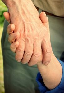 Hände: Genvariante schützt gegen Alzheimer. Bild: pixelio.de, Helene Souza