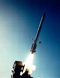 Das Medium Extended Air Defense System (MEADS) ist ein Flugabwehrsystem, das sich aktuell in Entwicklung befindet und ab 2012/14 die Flugabwehrsysteme Roland, Hawk und teilweise Patriot ablösen sollte. Roland und Hawk sind bereits seit 2005 außer Dienst gestellt.